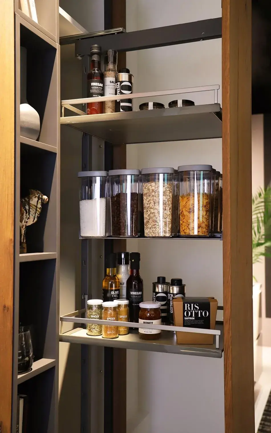 Apothekerschrank ausgezogen