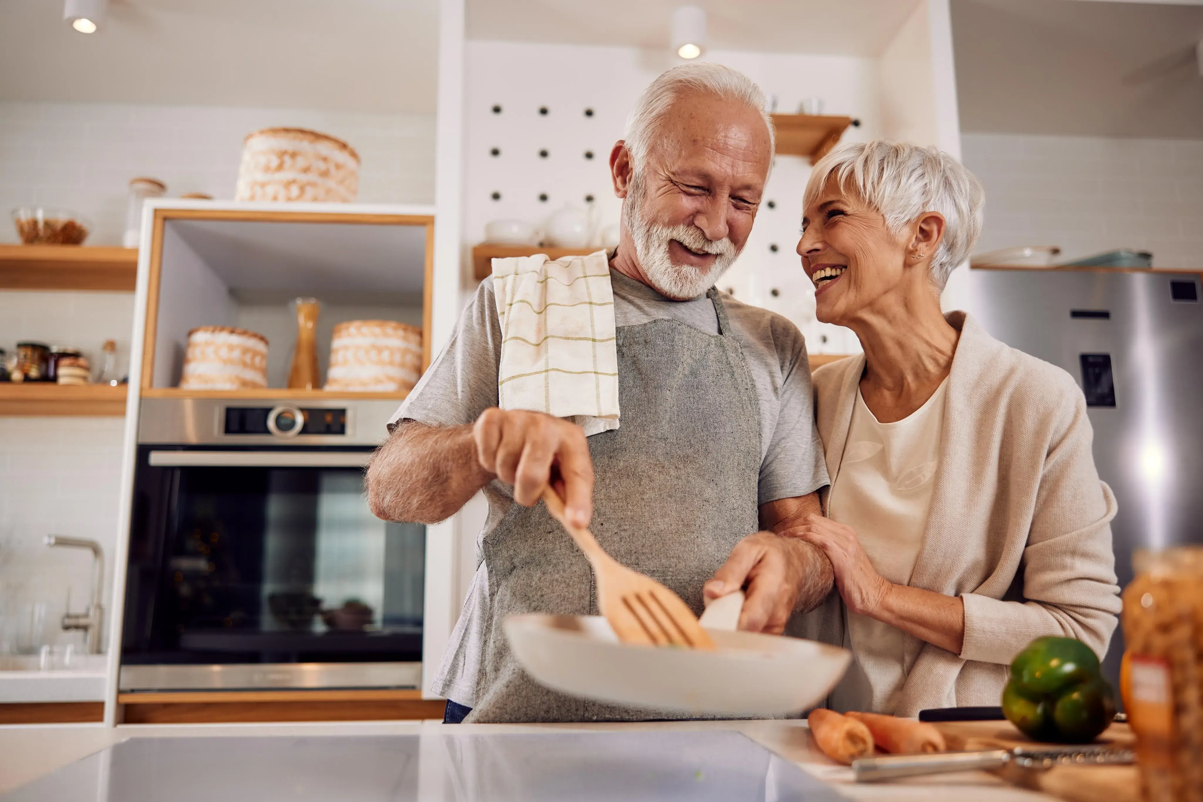 Senioren, die in der Küche kochen