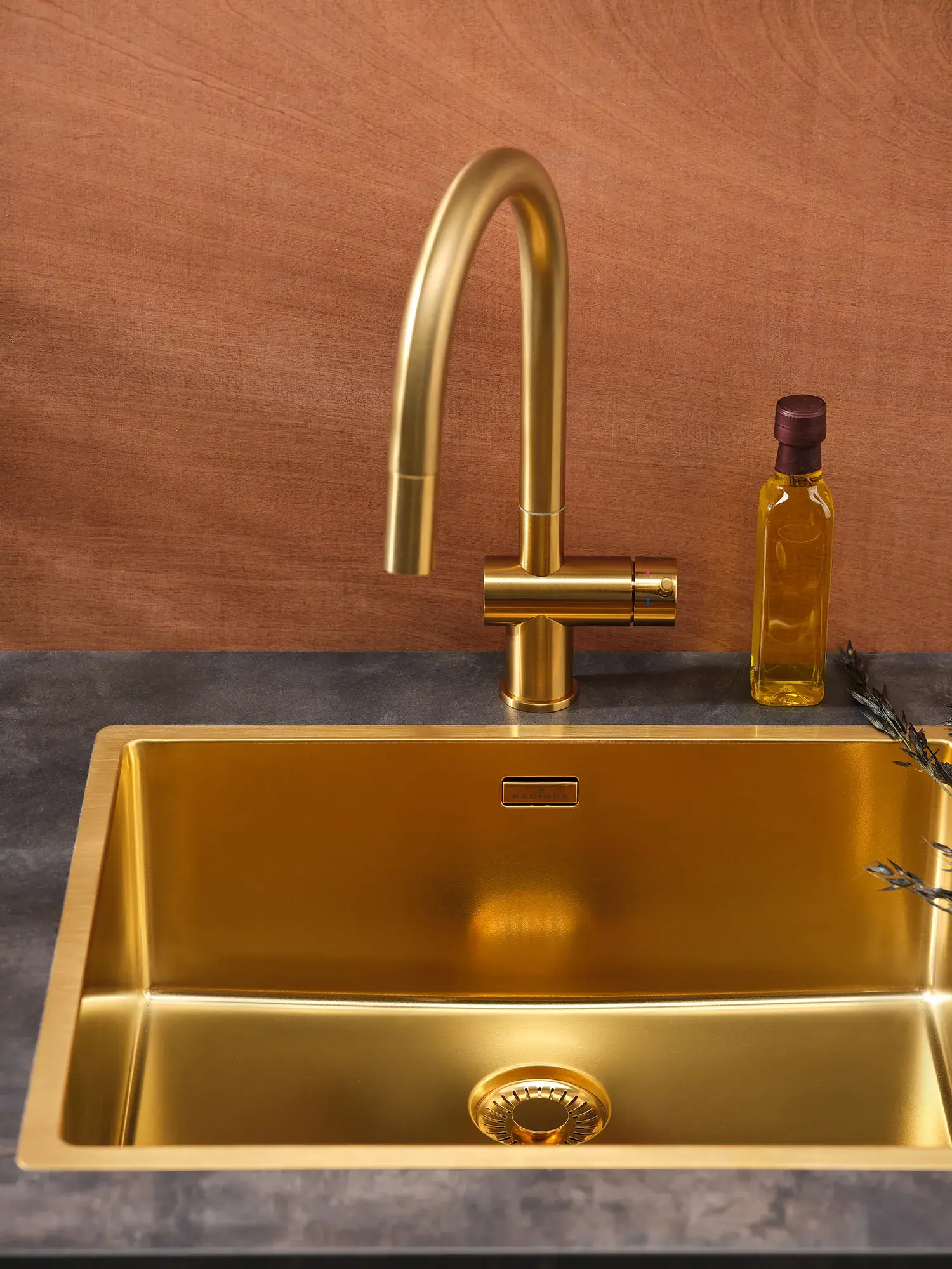 Reginox Edelstahlspüle Gold mit goldener Armatur